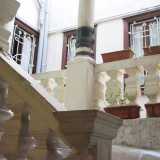 La balconata del primo piano, sostenuta da colonnine, si affaccia sulle stanze riservate ad alloggio turistico